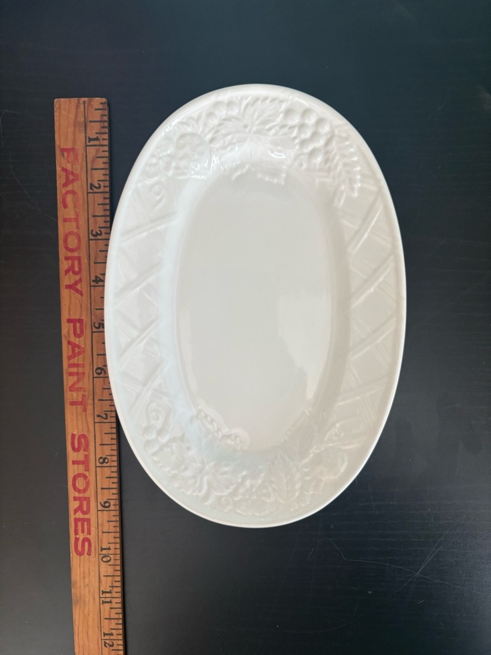 Mikasa White Embossed Oval Plate 9” - Picture 2 of 4